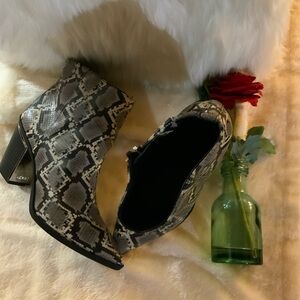 Circus Sam Edelman Gray Snakeskin Ankle Boots with Pointed Toe and Chunky Heel.
